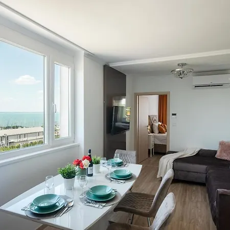 Vizparti, Panoramas Lakas Erkellyel Apartment *