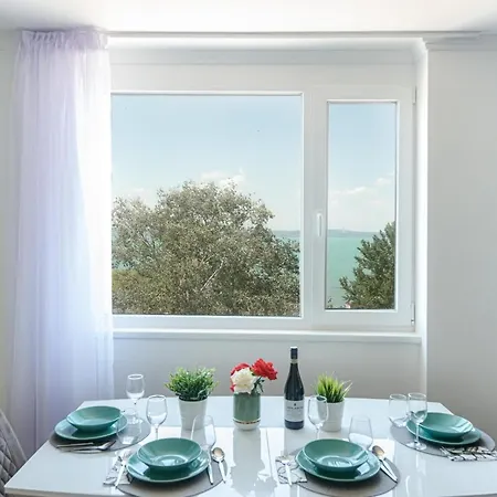 Vízparti, panorámás lakás erkéllyel